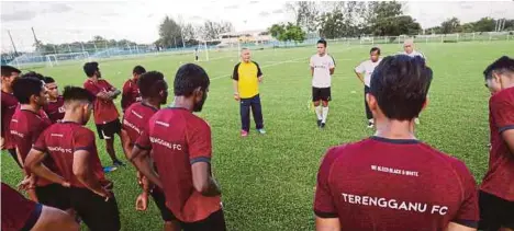  ?? [ FOTO ROZAINAH ZAKARIA / BH ] ?? Irfan Bakti bersama pemain TFC ketika sesi latihan di Kompleks Sukan Negeri Terengganu di Gong Badak, semalam.