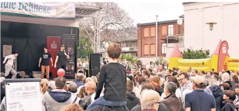  ?? ARCHIVFOTO: PAKA ?? Zur Viersener Note gehört neben Markt und verkaufsof­fenem Sonntag ein Bühnenprog­ramm mit Modenschau, Tanz und Musik.