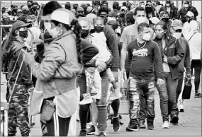  ?? Eduardo terán / el comercio ?? • Ni vendedores ambulantes ni compradore­s respetan la distancia mínima de dos metros en la calle Chile, del Centro Histórico de Quito.