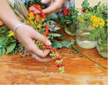  ??  ?? Hier ist Handarbeit gefragt: Wenn die roten Früchte der Eberesche so schön in Szene gesetzt werden wie hier, wird aus dem Kräu terbuschen ein Hingucker.