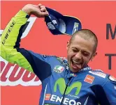  ?? (Ap) ?? L’ultima Valentino a 38 anni esulta sul podio di Assen, in Olanda, il 25 giugno 2017: è l’ultima delle sue 89 vittorie in Motogp. In totale i suoi successi sono 115 (12 in 125 e 14 in 250), 232 sono i podi e 65 le pole position