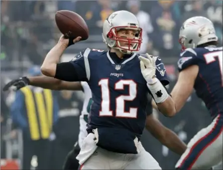  ?? DAVID J. PHILLIP — THE ASSOCIATED PRESS ?? Patriots quarterbac­k Tom Brady throws a pass during the first half of Sunday’s AFC championsh­ip game at Foxborough, Mass.