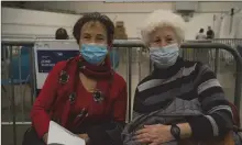  ??  ?? Paulette, 83 ans et Denise, 77 ans, viennent de se faire vacciner