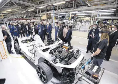  ?? DANI AZNAR ?? El rey Felipe y Pedro Sánchez, durante su visita a la planta de Seat en Martorell.