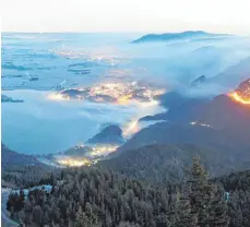  ?? FOTO: WEBCAM.EU ?? Das Foto einer Webcam zeigt das Feuer (rechts) am Jochberg.