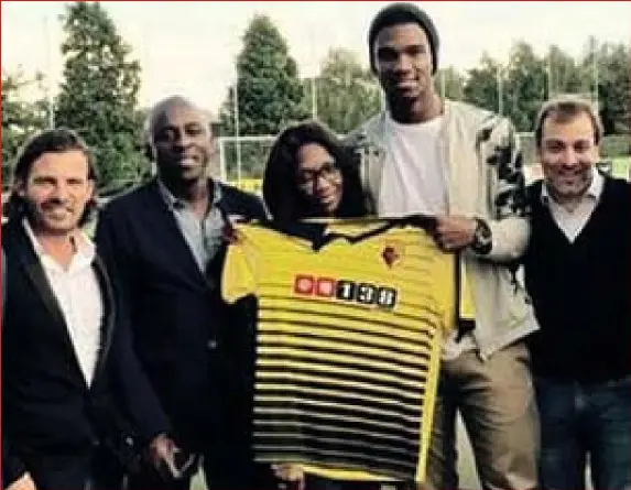  ?? FOTO TWITTER ?? Obbi Oulare bij zijn transfer naar Watford met naast zich makelaars Stjin Haelderman­s, Daniel Kimoni en Mogi Bayat (rechts)