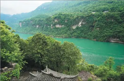  ?? PHOTOS BY XU LIN / CHINA DAILY ?? The city of Yichang, Hubei province, offers attraction­s related to the Yangtze River for tourists to explore.