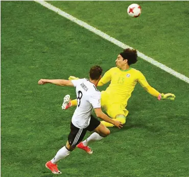  ?? Foto: AFP/Patrik Stollarz ?? Leon Goretzka (l.) führte die DFB-Elf mit zwei Toren gegen Mexikos Torwart Guillermo Ochoa ins Finale.
