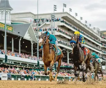  ?? Foto: Profimedia.cz ?? Vítězný finiš Vítěz letošního Kentucky Derby hnědák Mage (vlevo) dobíhá do cíle.