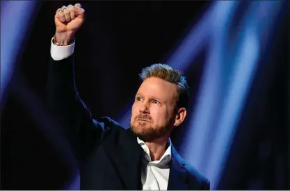  ?? The Canadian Press ?? Corey Hart gestures after being inducted into the Canadian Music Hall of Fame at the Juno Awards in London, Ont. on Sunday.