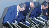 ?? REUTERS ?? Takata Corp CEO Shigehisa Takada (left) and senior management bow as they attend a news conference after its decision to file for bankruptcy protection in Tokyo.