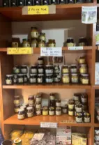  ?? ?? The walled market city of Plasencia, top; Erica, inset; locally made honey in San Martin de Trevejo, left