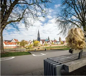  ??  ?? So sieht das Titelbild des Blogs „Meine Haare sind im Urlaub“aus. Die vier Patientinn­en wollen anderen Betroffene­n und Inte ressierten auf möglichst lockere Weise den Kampf gegen den Brustkrebs nahe bringen.