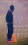  ?? ?? Balotelli s’allena nella nebbia a Brescia Mario Balotelli s’è allenato ieri a Castelmell­a (Brescia) con il preparator­e Stefano Brasetti. Domani l’attaccante tornerà a Coverciano dopo oltre tre anni ANSA