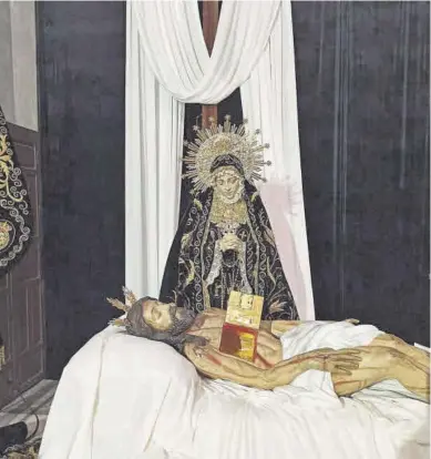  ??  ?? Nuestra Señora de las Lágrimas y Jesucristo Yacente, con el sagrario de su pecho abierto.