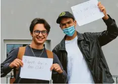  ?? Fotos: Kretzmann ?? Mit einem Augenzwink­ern starteten manche Schüler am Montagnach­mittag einen kleinen Gegenprote­st.