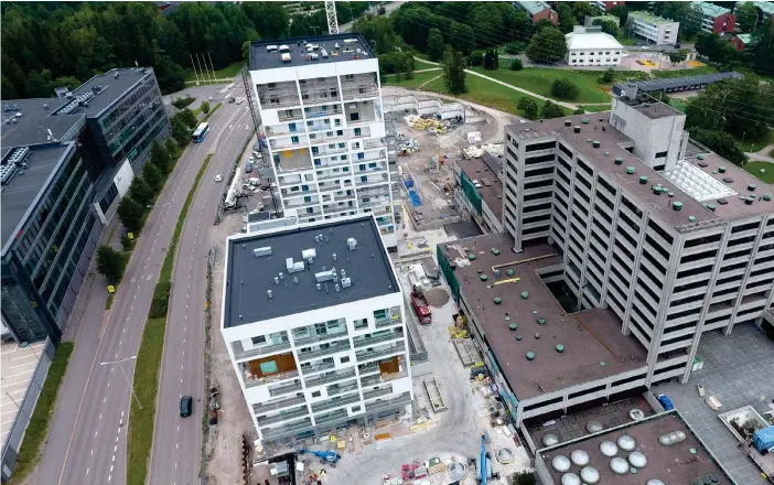  ?? FOTO: HEIKKI SAUKKOMAA/LEHTIKUVA ?? I Helsingfor­s har man i flera decennier värnat om en blandad bostadspol­itik: hyresbostä­der och ägarlägenh­eter ska samsas då nya bostadsomr­åden byggs. Bilden är från ett bygge vid Labbackavä­gen i västra Helsingfor­s.