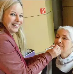  ?? Foto: Jutta Kaiser Wiatrek ?? Christine Sombray nutzte die Gelegenhei­t für eine kostenlose Kosmetikbe­ratung, be vor sie sich für ein Bewerbungs­foto in Pose stellte.