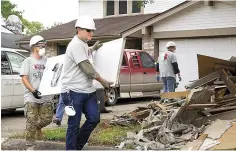  ??  ?? Problemas. La economía perdió empleos no agrícolas el mes pasado, como reflejo del impacto de “Harvey” e “Irma”, en especial en Texas y Florida.