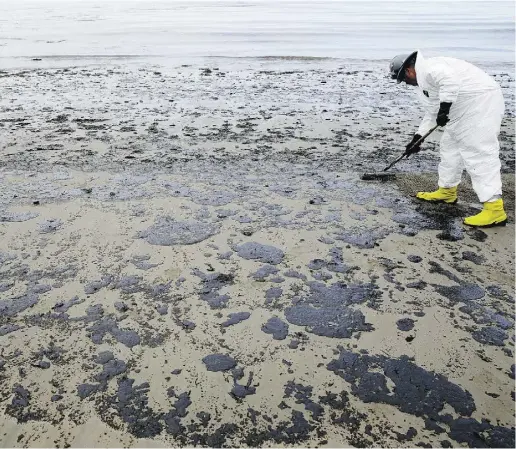  ?? JaeC. Hong/ TheAssocia­ted
Pres ?? A worker removes oil from the beach at Refugio State Beach, north of Goleta, Calif., on Thursday. Up to 400,000 litres may have leaked from the pipeline Tuesday, and up to 80,000 litres reached the sea just northwest of Santa Barbara.