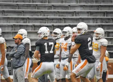  ?? STAFF PHOTO BY DAVID COBB ?? Tennessee quarterbac­ks Will McBride (17) and Jarrett Guarantano (2) work through a drill before Tennessee’s scrimmage in April at Neyland Stadium .