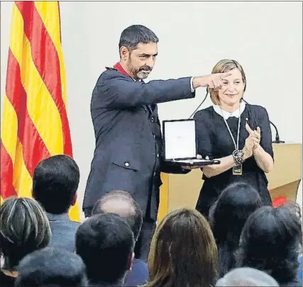  ?? ALBERTO ESTÉVEZ / EFE ?? El major de los Mossos, Josep Lluís Trapero, tras recibir la Medalla d’Honor del Parlament