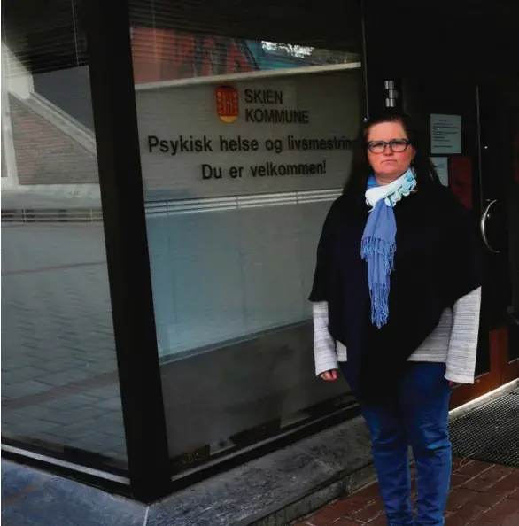  ??  ?? BEKYMRET: Miriam Kaasa (t.h.) og Marianne Reinholt er brukerrepr­esentanter i Skien kommune og alvorlig bekymret for hvor lenge mange med psykisk månedene av pandemien. Her er de utenfor lokalene til Psykisk helse og livsmestri­ng i Kverndalen.