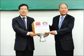  ?? CHINESE EMBASSY IN CAMBODIA ?? Chinese Ambassador to Cambodia Wang Wentian (left) presented the kits to Cambodian Minister of Health Mam Bun Heng.