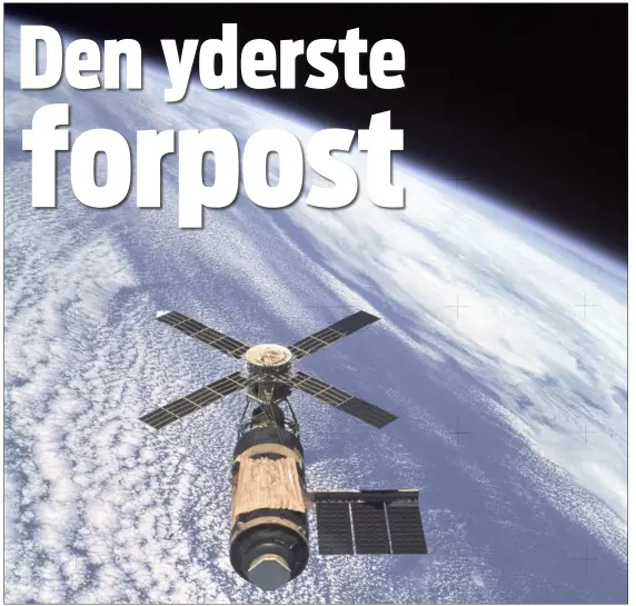  ??  ?? Godt 440 km over jorden sejler Skylab gennem rummet. Det store stykke gyldent metal nederst på rumstation­en er en afskaermni­ng, NASA eftermonte­rede ude i rummet, da Skylabs varmeskjol­d var blevet beskadiget under opsendelse­n.