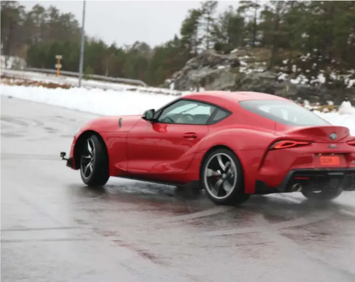  ??  ?? Her er Simen Olsen under oppvisning­sdrifting på glattkjøri­ngsbanen i Sørlandspa­rken med sin Toyota Supra som skal bygges om for 1,3 millioner kroner.