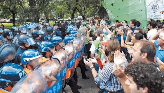  ?? / NESTOR GARCIA ?? Empezó a las diez de la mañana y duró unas dos horas. La Policía Federal impidió que cortaran la avenida y sólo lo hicieron en la colectora de Provincia. Fue una protesta de empleados del INTI que reclamaron paritarias, una suma fija y regulariza­ción de trabajador­es.