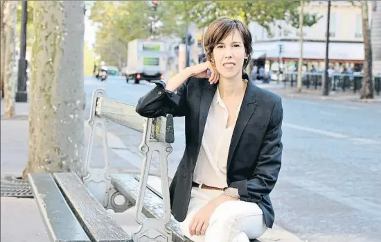  ?? ERIC HADJ ?? Una nueva voz La escritora Laetitia Colombani, autora de La trenza, fotografia­da la semana pasada en una calle del centro de París, poco antes de su entrevista con este diario.