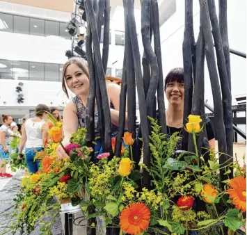  ?? Foto: Marcus Merk ?? Die Vorbereitu­ngen für die Einweihung des neuen Berufliche­n Schulzentr­ums in Neusäß laufen auf Hochtouren. Für die optische Umrahmung sorgen Bianca Schiestel (links) und Nicole Zimmermann und die anderen Schüler der Floristen.