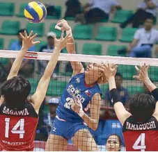  ??  ?? Foton Pilipinas’ Aby Maraño (2) fires away a hit against Japan’s Sagawa Nami and Yamaguchi Kaname.