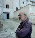  ??  ?? L’edificio Il Corriere ha visitato un vecchio stabile in via Fieramosca, a poche decine di metri dal Tribunale. I proprietar­i (nella foto Giuseppe Romito) lo hanno affittato a migranti. Il palazzone ricorda un accampamen­to nomade in un condominio