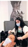  ?? FOTO: SARAH DIETEL ?? Im Salon „Mod‘s Hair“wäscht Valentina Bondanese der Kundin Kati Cavallo die Haare.