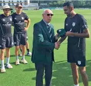  ??  ?? R. Ashwin receives his maiden county cap from Worcesters­hire president Norman Gifford. — Twitter