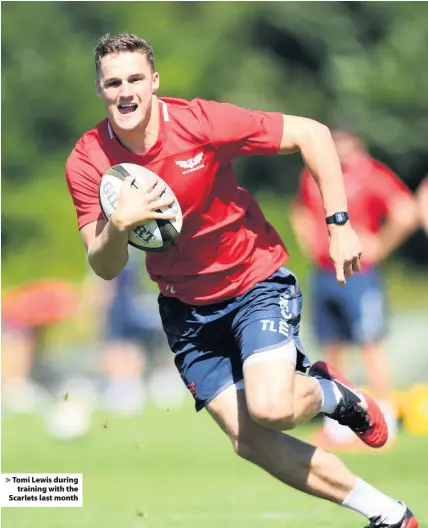  ??  ?? > Tomi Lewis during training with the Scarlets last month
