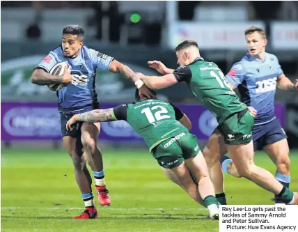  ??  ?? Rey Lee-lo gets past the tackles of Sammy Arnold and Peter Sullivan.
Picture: Huw Evans Agency