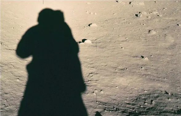  ?? NASA ?? La sombra de uno de los astronauta­s que llegaron a la Luna en la expedición de Apolo 11