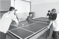  ??  ?? SEMANGAT KESUKANAN: Para peserta sedang bersaing dalam acara pingpong.