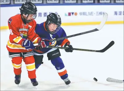  ?? PROVIDED TO CHINA DAILY ?? Payers from the Elementary School Affiliated to Renmin University (red) and Zhongguanc­un No 1 Primary School compete in an exhibition game at Wukesong Arena following the March 19 opening ceremony for the 2017 Haidian District School Hockey League...