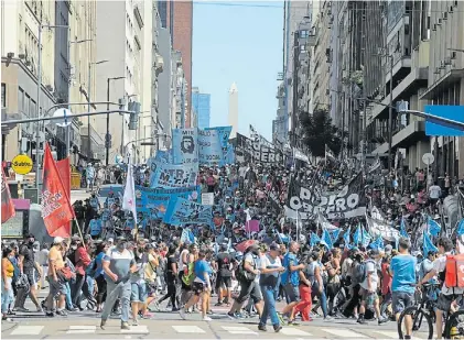  ?? ?? Protesta. Activistas de organizaci­ones opositoras marchan la semana pasada por la avenida Corrientes.