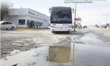  ??  ?? ¡Cuidado! Estar ubicada en el bulevar Venustiano Carranza aumenta el peligro en la “centralita” de Transporte­s del Norte, por las salidas y llegadas de los autobuses.