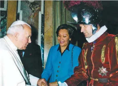  ?? / Reuters ?? El papa Juan Pablo II y Alois Estermann, su amigo y jefe de la Guardia Suiza vaticana, en compañía de su esposa, la también asesinada venezolana Gladys Meza Romero.