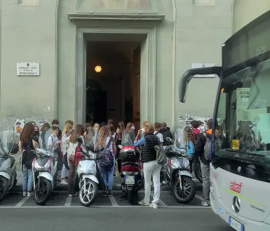  ??  ?? In classe e fuori L’ingresso degli studenti del liceo Michelangi­olo. In alto, dentro un’aula dell’istituto tecnico Sassetti Peruzzi (Masini/Sestini)