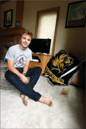  ?? NWA Democrat-Gazette/FLIP PUTTHOFF ?? Alex Kitson, seen here Tuesday at his home in Bentonvill­e, will leave soon to study at the London School of Economics and Political Science in his native England. He’ll take with him what might be the most perfect Advanced Placement scores ever — fives on all eight of the AP exams he took.