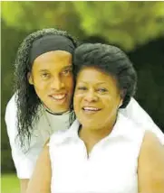  ??  ?? Ronaldinho, con su madre Dona Miguelina