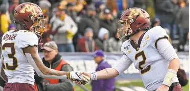  ?? PAUL BEATY/AP ?? Minnesota’s pitch-and-catch combinatio­n of quarterbac­k Tanner Morgan (2) and receiver Rashod Bateman combined for 1,219 yards and 11 scores last season, including this one against Northweste­rn.