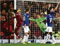  ?? Oli SCARFF/AFP ?? Origi marcou o gol dos Reds no vacilo do goleiro do Everton